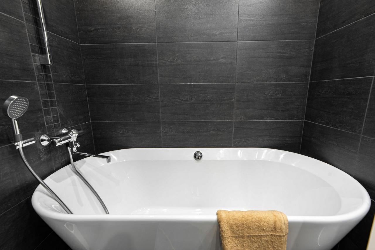 Airhome - Black&white Apartment *